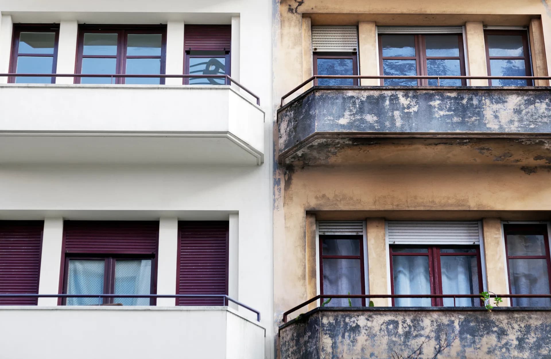 Sanierter Balkon mit neuer Beschichtung und frisch gestrichenem Geländer