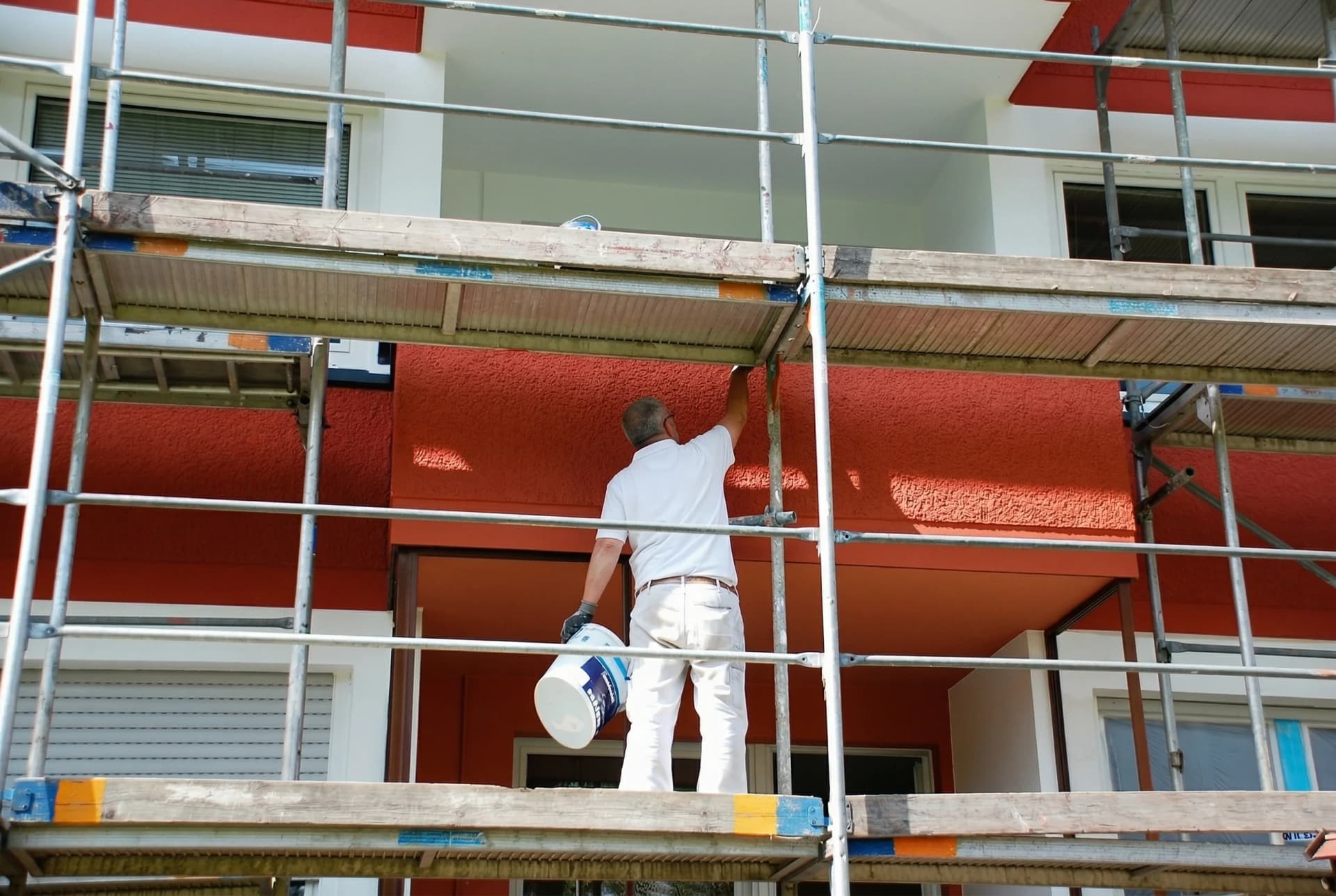 Malerteam bei Fassadenarbeiten an einem Wohnhaus mit Gerüst in Offenbach
