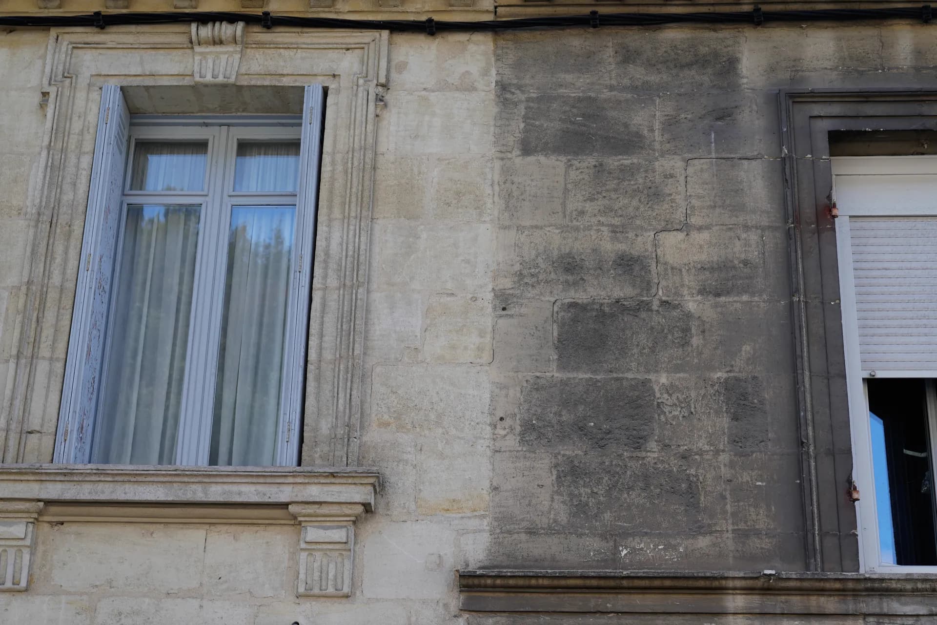 Professionelle Fassadenreinigung mit Niederdruckverfahren an einem Wohnhaus